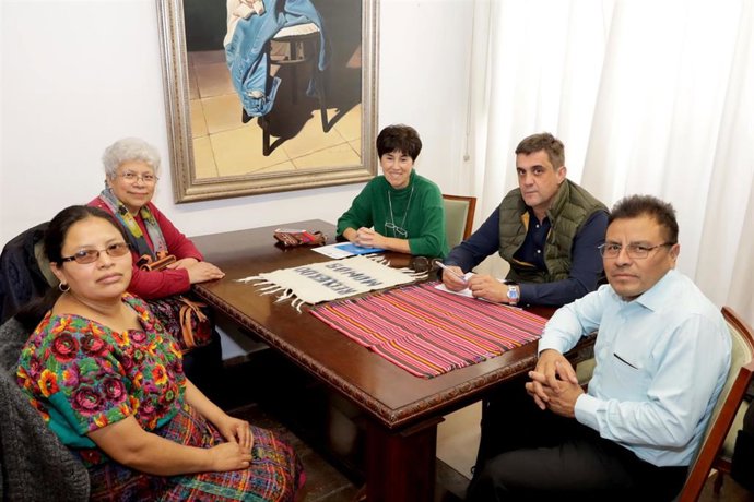 Hernández (segundo por la dcha.) se reúne con los representantes de Jilotepeque