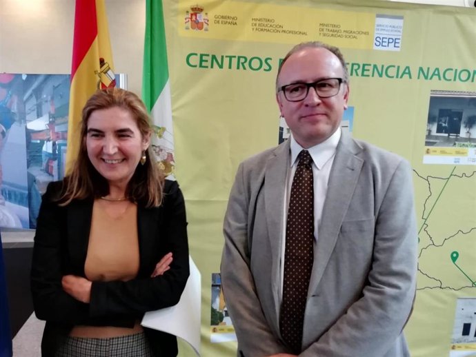 La consejera de Empleo, Formación y Trabajo Autónomo de la Junta de Andlaucía, Rocío Blanco, y el director general del Servicio Público de Empleo Estatal (SEPE), Gerardo Gutiérrez, en la Escuela de Joyería de Córdoba.