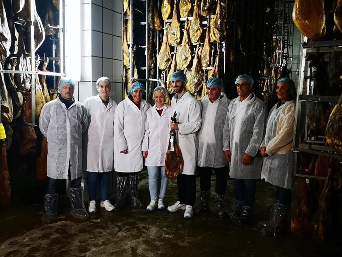 La secretaria general del PSOE-A, Susana Díaz, visita una empresa cárnica. 