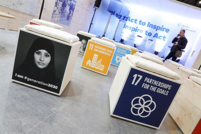 Cubos con imágenes y frases y un cojín sobre ellos en uno de los pabellones de la Feria de Madrid, IFEMA, que acogen la Cumbre del Clima.