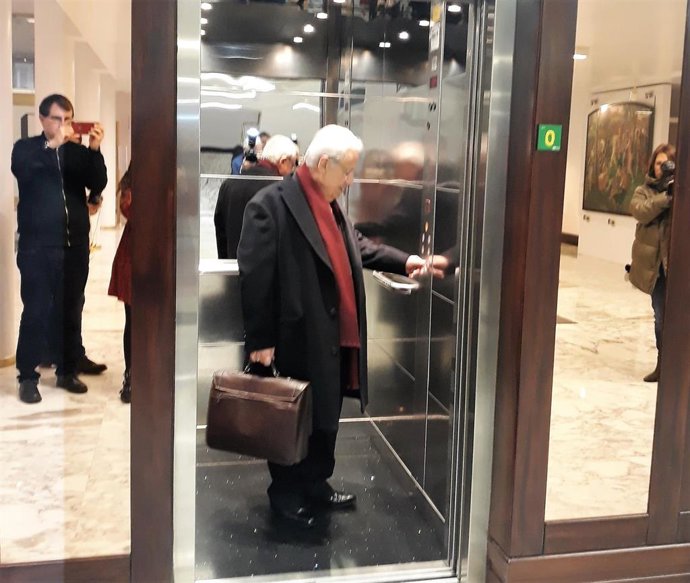 Imagen de Jaime Ignacio del Burgo, miembro de l comité de expertos para reformar el Estatuto, en el Parlamento Vasco