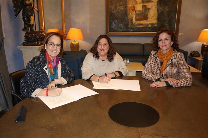 Navajas (centro), en la firma del convenio con el Consorcio Orquesta de Córdoba