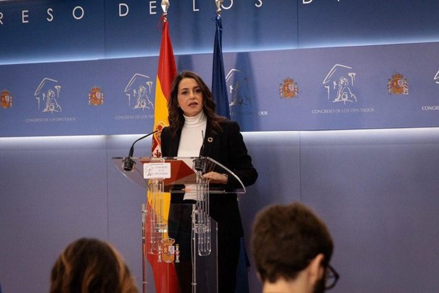 La portaveu de Ciutadans al Congrés,  Inés Arrimadas, en roda de premsa a la cambra baixa.
