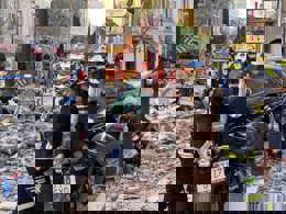 Bomberos de Madrid junto a los restos de la cornisa desprendida de un edificio en obras de Madrid