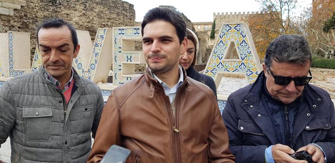 El vicesecretario de Comunicación del PP c-LM, Santiago Serrano, atiende a los medios