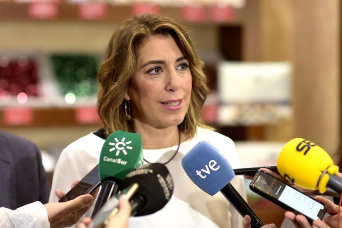 La secretaria general del PSOE-A, Susana Díaz, atiende a los medios de comunicación en Antequera (Málaga)