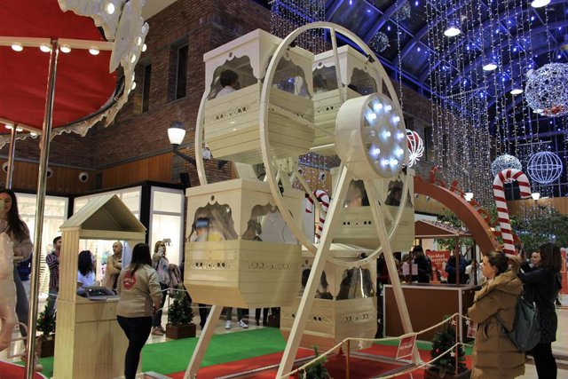 Atracción noria ubicada en el centro comercial Artea de Leioa (Bizkaia)