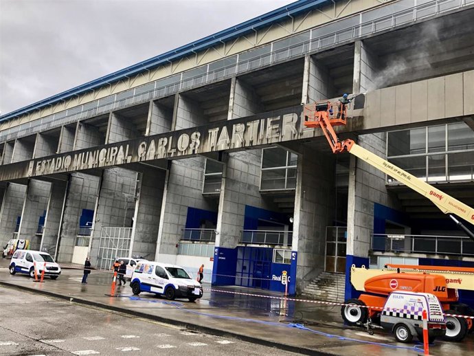 Labores de limpieza de la fachada y cambio del letrero luminoso del estadio de fútbol Carlos Tartiere.