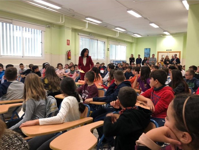 La presidenta del Parlamento andaluz, Marta Bosquet, en una charla con escolares de Almería