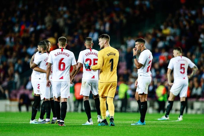 Tomas Vaclik y otros jugadores del Sevilla, en el partido contra el FC Barcelona en el Camp Nou de LaLiga Santander