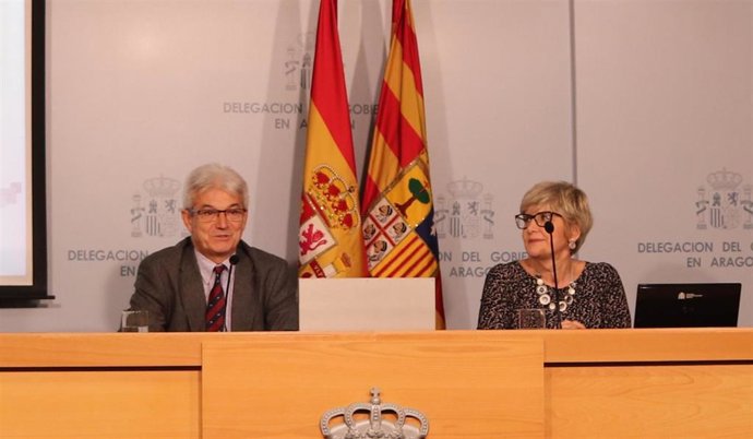 El subdelegado del Gobierno en Zaragoza, José Abadía, y la directoral provincial de la Tesorería de la Seguridad Social, María Dolores Rico.