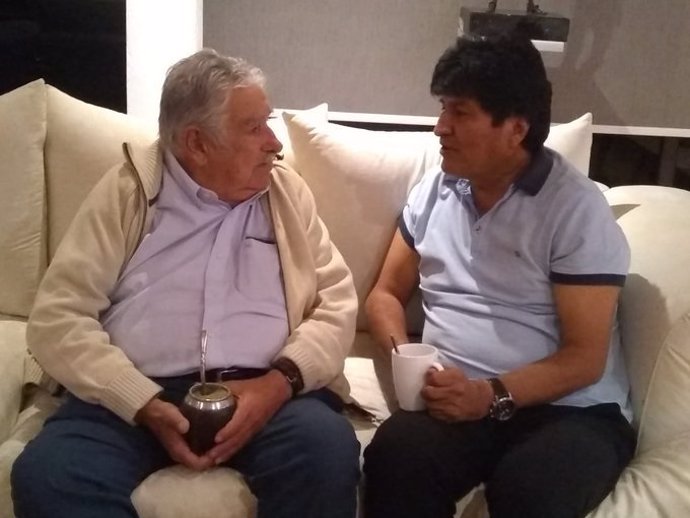 Los ex presidentes uruguayo José Mujica y boliviano Evo Morales