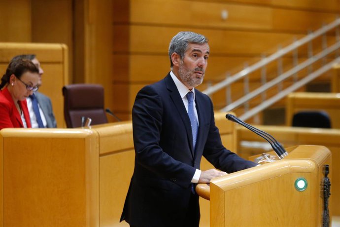 El senador de Coalición Canaria, Fernando Clavijo, en la tribuna del Pleno del Senado.