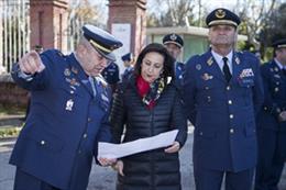 La ministra de Defensa en funciones, Margarita Robles, en una visita a la base aérea de Cuatro Vientos (Madrid)