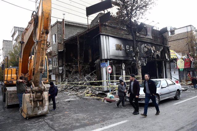 Destrozos en Teherán tras las protesta contra el Gobierno iraní por la subida del precio del combustible