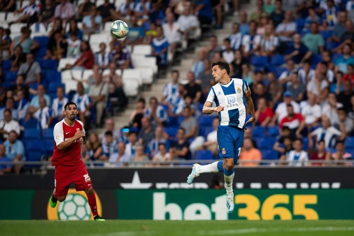 Javi López despeja un balón en el Espanyol-Sevilla de LaLiga Santander 2019-2020