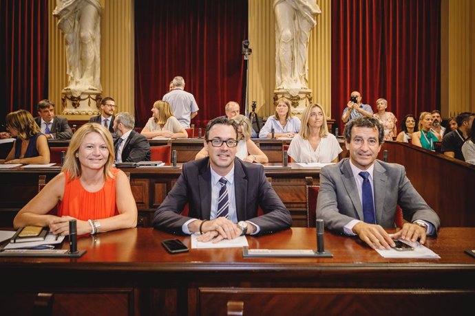 El portaveu del PP en el Parlament, Biel Company, juntament amb els diputats Antoni Costa i Núria Riera.