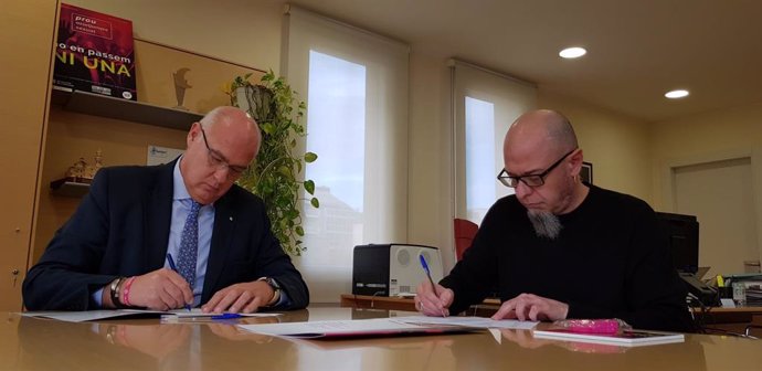 El director general d'Administració de Seguretat, Jordi Jardí, i el gerent de la Sala Razzmatazz, Lluís Torrents, signen el Protocol de seguretat contra les violncies sexuals en entorns d'oci.