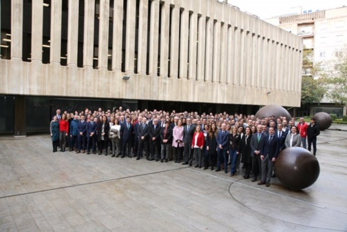 El consejero delegado de Banca March, José Luis Acea, junto a empleados de la entidad. En la sede de Banca March en Palma.