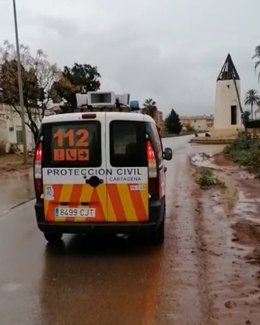 Protección Civil de Cartagena avisa con megáfonos a los vecinos de viviendas en Los Nietos y Los Urrutias con riesgo de inundación