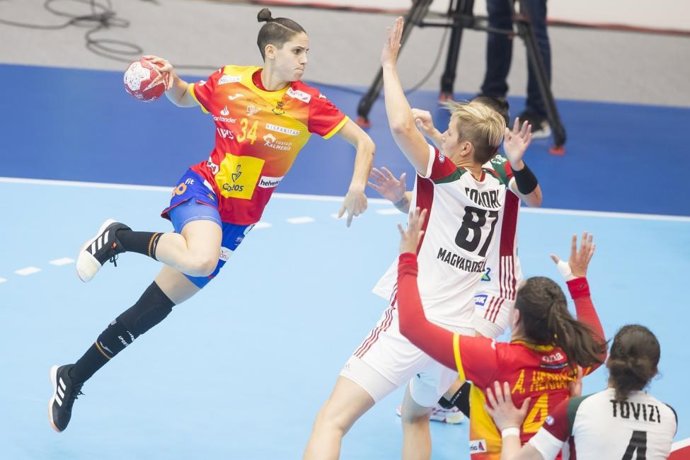 Alicia Fernández intenta un lanzamiento en el España-Hungría del Mundial de Japón 2019