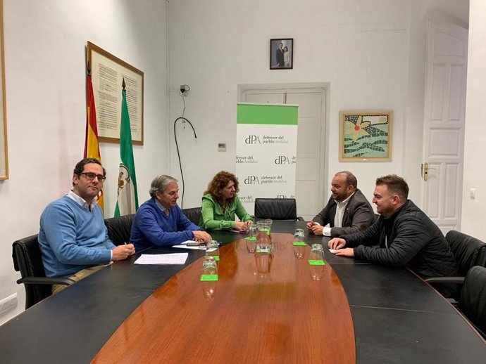 El alcalde, Diego Manuel Agüera; el delegado de Presidencia, David Rodríguez; la responsable del Servicio de Mediación del Defensor, Marina Otero, y un equipo técnico de esta institución