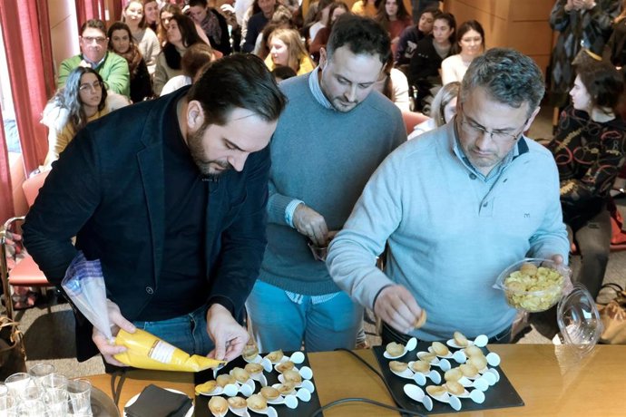 El chef Mario Sandoval sirve una de las recetas junto a responsables de cocina del Hospital Quirónsalud Sagrado Corazón.