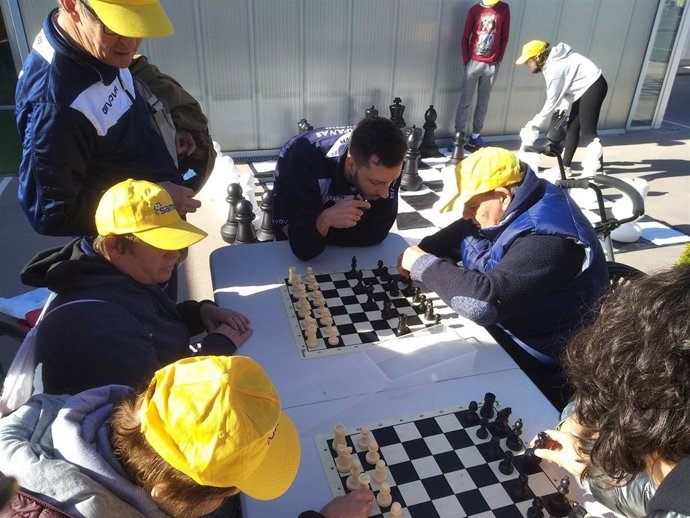 Personas con discapacidad jugando al ajedrez