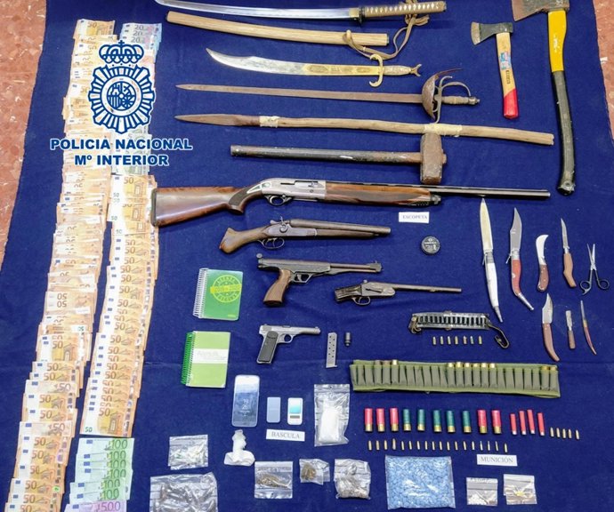 Armas, dinero y drogas incautadas por la Policía Nacional