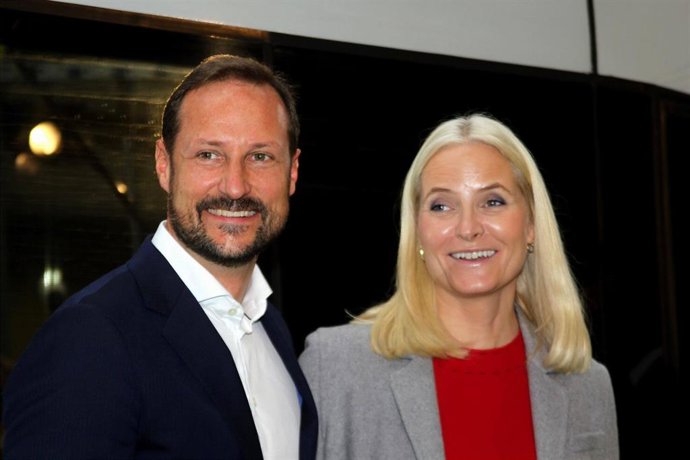 El príncipe heredero de Noruega, Haakon, y su mujer, Mette-Marit