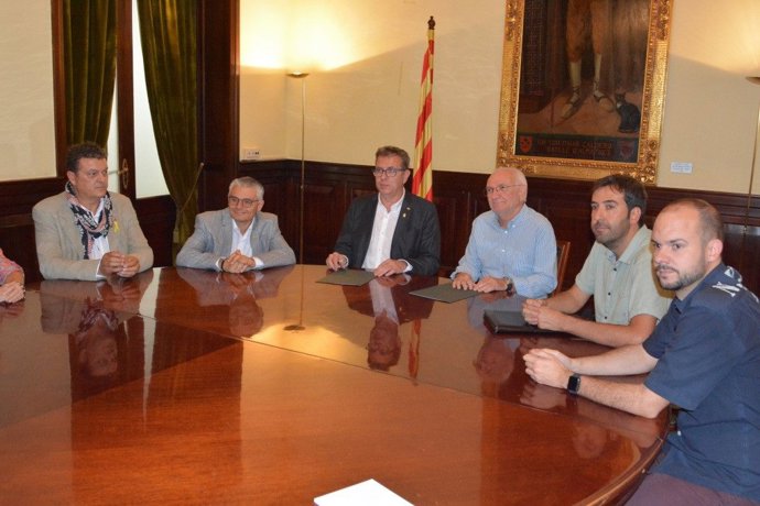 Joan Talarn, en una imagen de archivo, con diputados de la Diputación y responsables del Banco de Alimentos