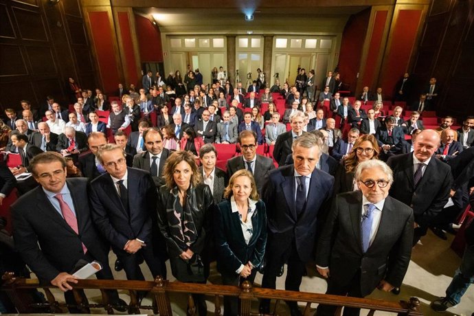 (I-D) El socio director de PwC en Cataluña, Ignacio Marull; el presidente del Cercle d'Economia Javier Faus; la consejera de Empresa y Conocimiento de Cataluña, ngels Chacón; la ministra de Economía y Empresa en funciones, Nadia Calviño; el presidente 