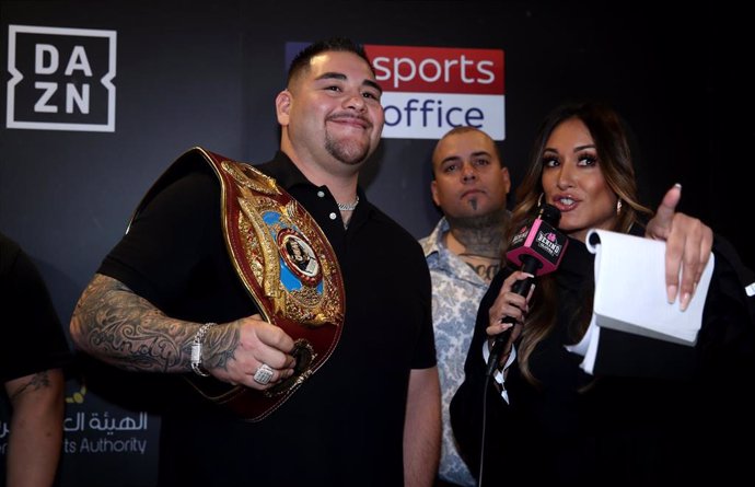 El boxeador Andy Ruiz a su llegada a Riad para pelear con el británico Anthony Joshua en la defensa de su cinturón mundial de los pesos pesados