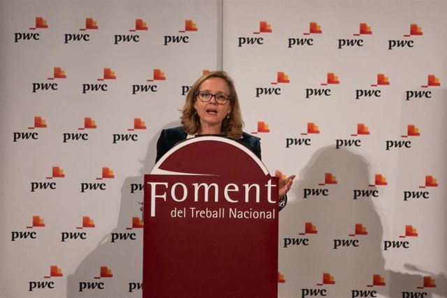 La ministra de Economía y Empresa en funciones, Nadia Calviño, durante su intervención en la presentación del informe de PwC 'Temas candentes de la economía catalana' en la sede de Foment del Treball de Barcelona, a 2 de diciembre de 2019.