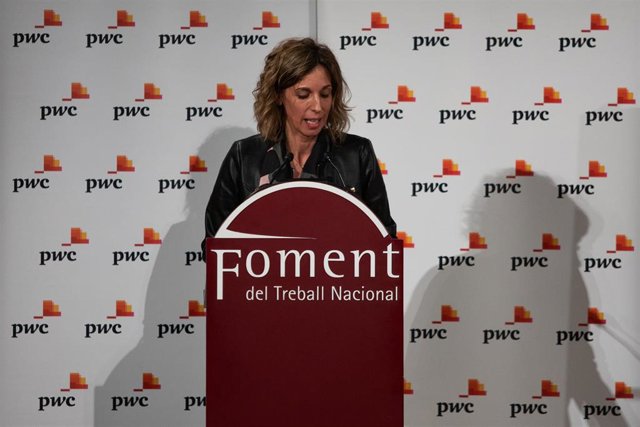 La consejera de Empresa y Conocimiento de Cataluña, Àngels Chacón, durante su intervención en la presentación del informe de PwC 'Temas candentes de la economía catalana' en la sede de Foment del Treball de Barcelona, a 2 de diciembre de 2019.