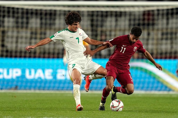 El catarí Afif pugna por un balón en un Irán-Catar de la Copa Asia 2019