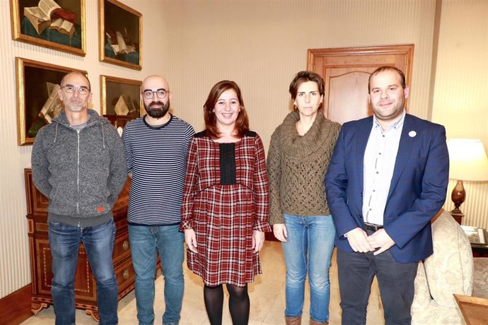 La presidenta del Govern, Francina Armengol, con el presidente del Grupo de Ornitología Balear (GOB), Amadeu Corbera.