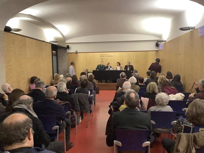 Presentación del libro El judici con el periodista Santiago Vilanova, Cludia Pujol (dtora.De la revista Spiens), Elisenda Paluzie (ANC) y el autor Lluís Busquets i Grabulosa en el Ateneu Barcelons