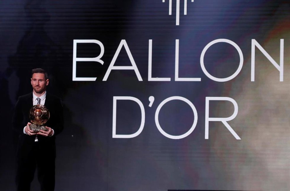 Leo Messi posa con su Balón de Oro 2019