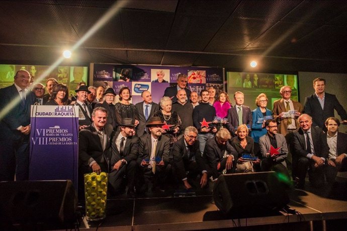 Foto de familia de los premiados por la Ciudad de la Raqueta y los Premios María de Villota