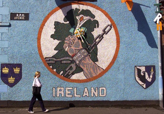 Una joven pasea por las calles de Belfast (Irlanda del Norte).