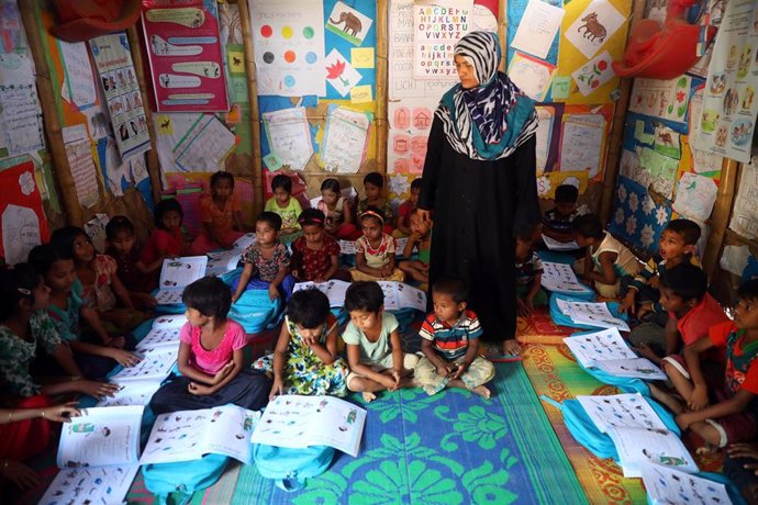 Clase a niños rohingya en  Cox's Bazar