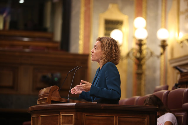 La ministra de Política Territorial, Meritxell Batet, durante la sesión de control al Gobierno en el Congreso