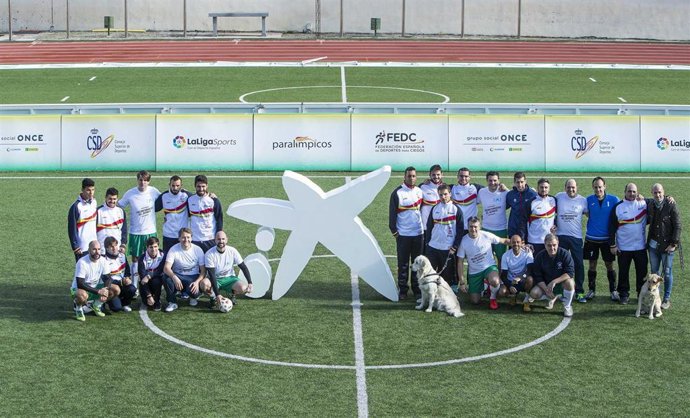 Trabajadores de CaixaBank y la selección española de fútbol-5 para ciegos