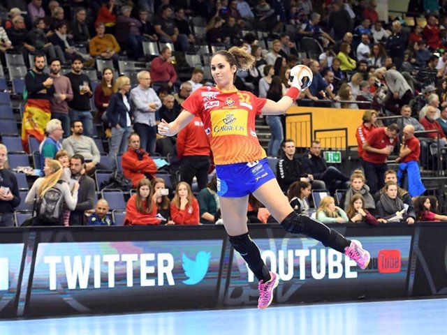 Mireya González lanza a portería durante un partido con la selección española de balonmano