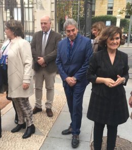Carmen Calvo (dcha.), en el Rectorado de la Universidad de Córdoba.