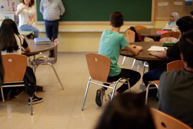 Estudiantes en una clase de secundaria.