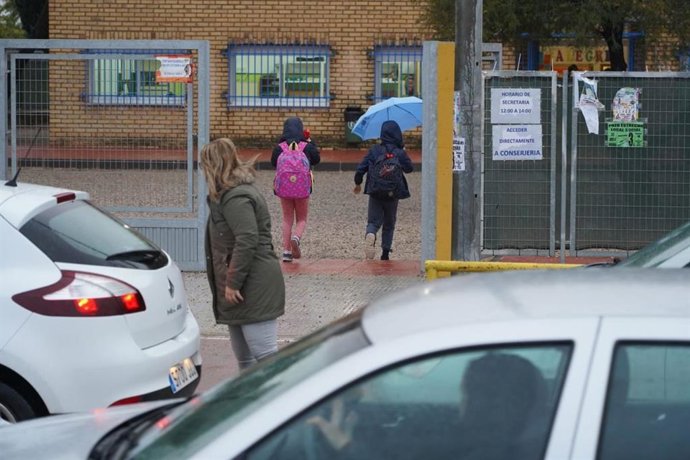 Escolares accediendo esta mañana al colegio de Pozo Estrecho