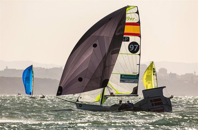 Diego Botín e Iago López Marra durante la primera jornada de los Mundiales de 49er