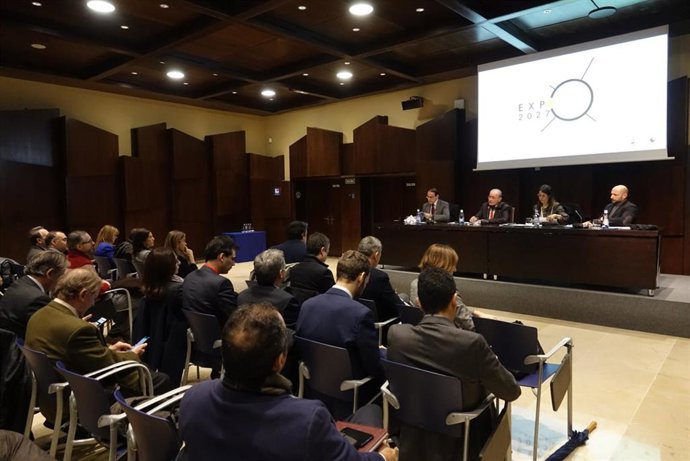 El alcalde de Málaga, Francisco de la Torre, informa a empresarios de la intención de que Málaga sea candidata a la Expo Internacional en 2027